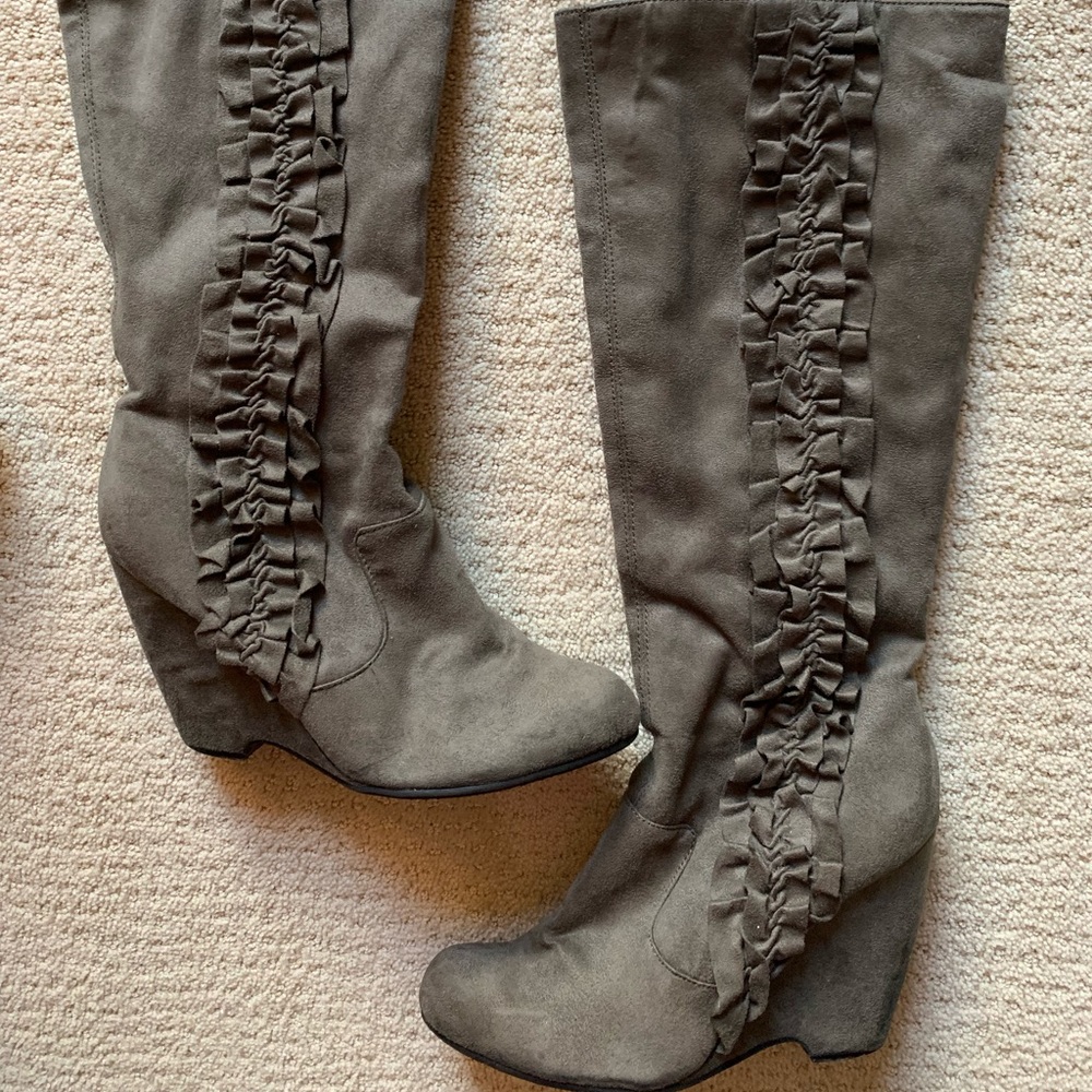 Gray wedge boots with ruffle in the side